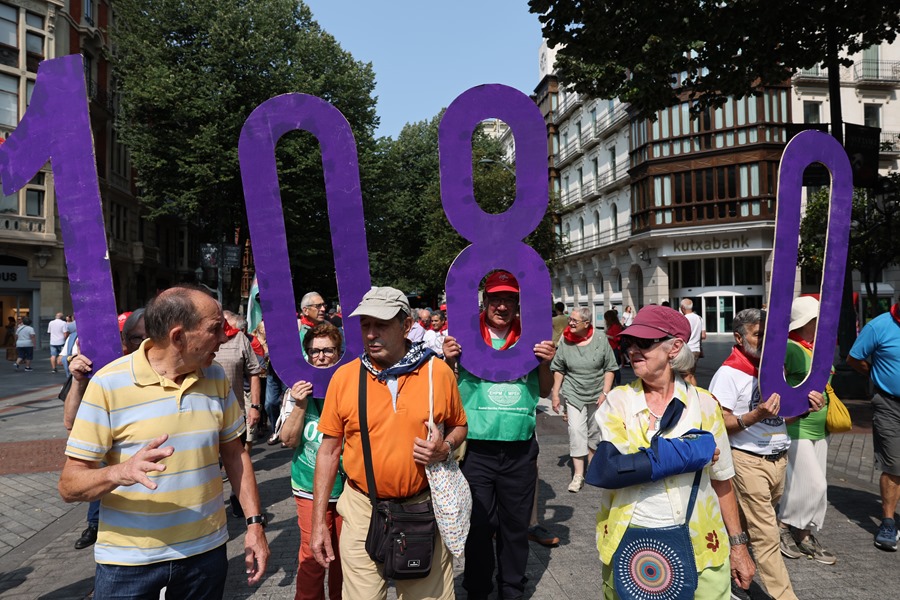 Cientos de pensionistas se manifiestan en Bilbao, por séptimo año consecutivo, para reclamar una pensión mínima de 1.080 euros. EFE/Luis Tejido