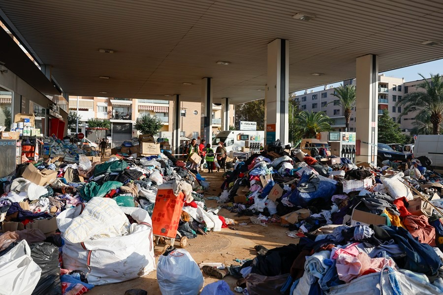 Recogida de ropa en una estación de servicio en Catarroja, Valencia. EFE/J.J. Guillén