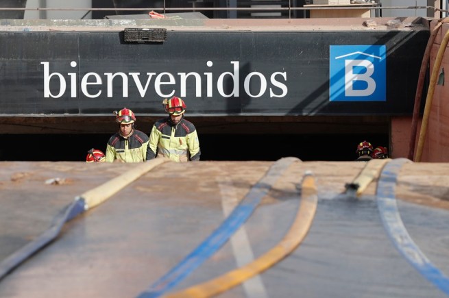 Un grupo de bomberos durante las labores de rescate en el parking del Centro Comercial Bonaire.