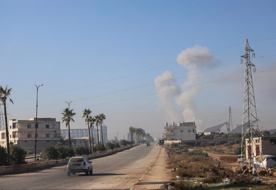 El humo se eleva tras un ataque aéreo en Idlib, al norte de Siria, 1 de diciembre de 2024. EFE/EPA/MOHAMMED AL-RIFAI
