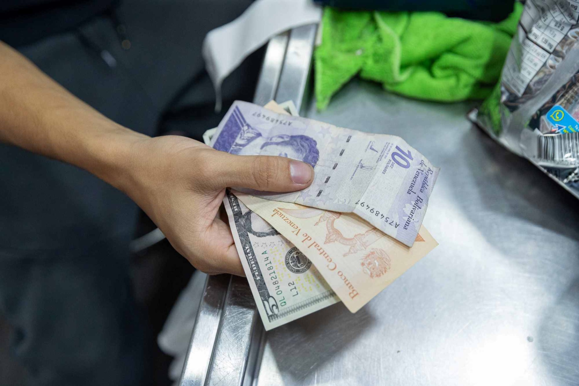 Venezuela dólar prohibición Delcy