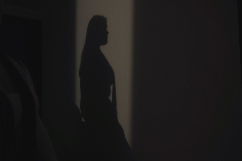Sombra de una silueta de mujer