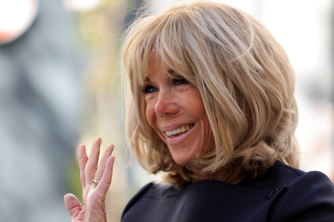 La primera dama francesa, Brigitte Macron, visita la guardería Dussoubs en París. EFE/Teresa Suárez