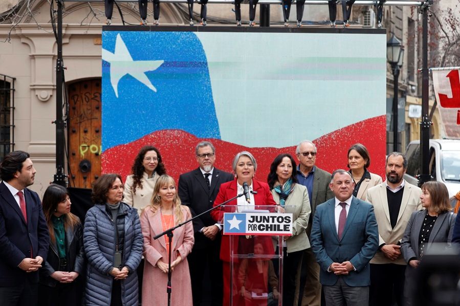 La candidata a la Presidencia de Chile, Jeannette Jara (c), habla durante la inscripción de su candidatura en Santiago (Chile). EPA/EFE/Elvis González