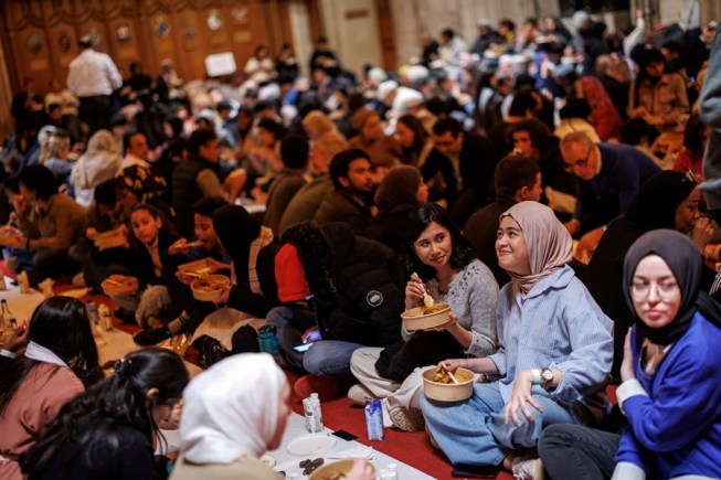 Una gran multitud de musulmanes se concentra en el centro cívico de Londres para celebrar una comida en el Ramadán de 2025.
