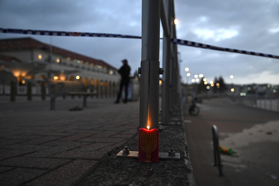 Una vela encendida ilumina la playa Bondi en la que fueron asesinadas 16 personas en un atentado terrorista el 14 de diciembre de 2025.