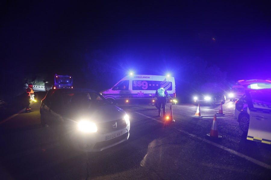 Córdoba, al descarrilar un convoy con más de 300 pasajeros y chocar con otro que circulaba por la vía contigua, a la altura de Adamuz. EFE/Salas